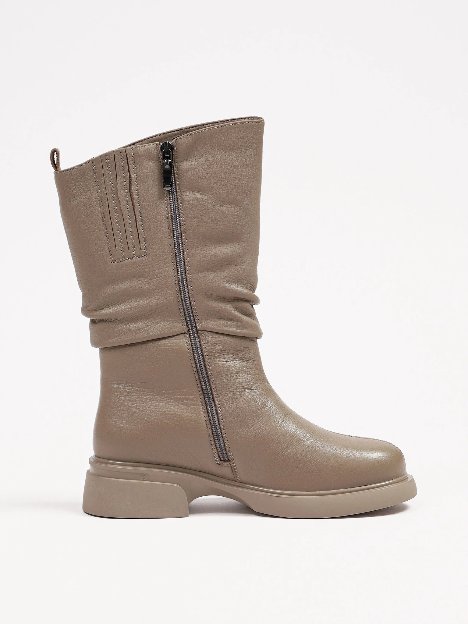 Сапоги серого цвета на среднем широком каблуке с мягкими складками